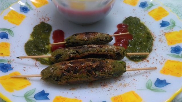 Hare Chane Aur Palak Ke Sheekh Kebab (Green gram and Spinach kebab)
