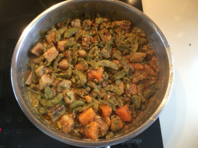 Surati Papdi, Ratalu, Shakkariya Nu Mix Shaak (Mix Vegetable With Surati Papdi, Violet/Purple Yam And Sweet Potato)