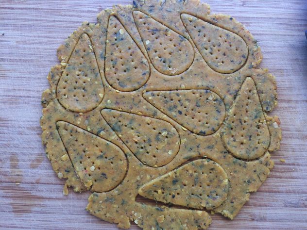 Baked Whole Wheat, Oats Kasurimethi Puri/ Baked Whole wheat, Oats Dried Fenugreek Leaves Cracker