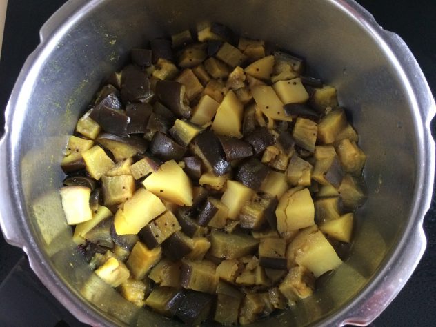 Ringan Batata Nu Shaak/Brinjal Potato Curry