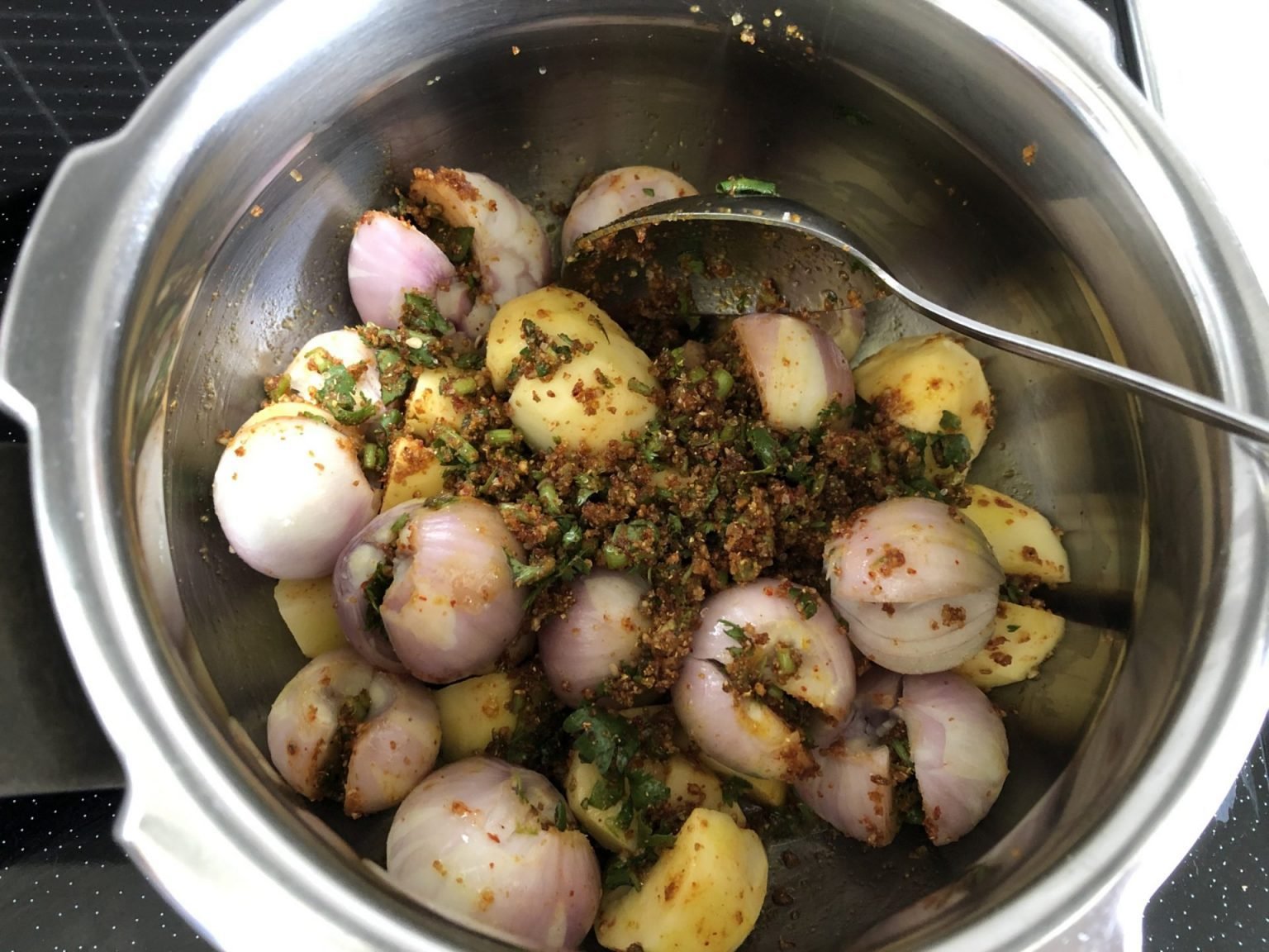 Bharela Kanda Batata Nu Shaak/ Stuffed Onion Potato Curry Pepkitchen