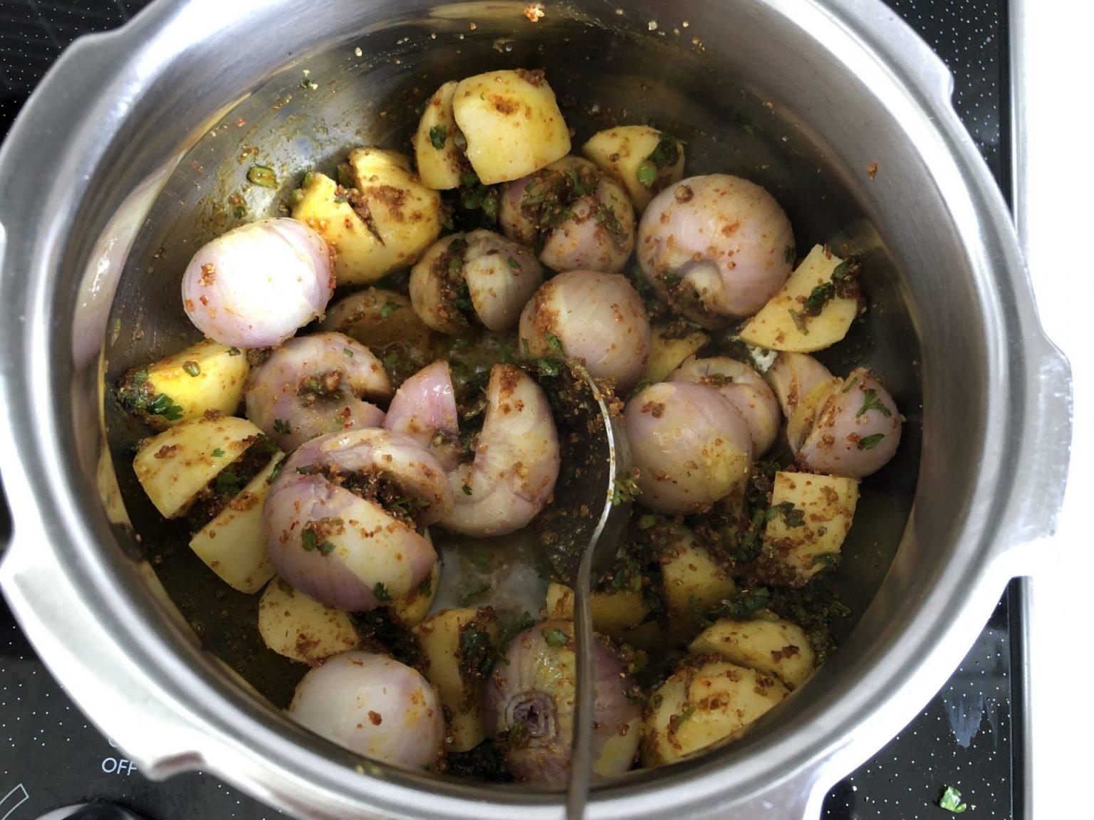 Bharela Kanda Batata Nu Shaak/ Stuffed Onion Potato Curry Pepkitchen