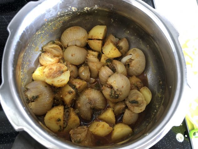 Bharela Kanda Batata Nu Shaak/ Stuffed Onion Potato Curry