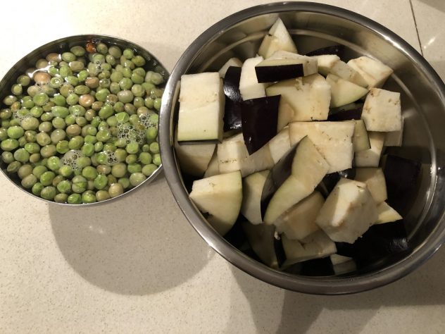 Tuvar Na Dana Ringan Nu Shaak / Fresh Pigeon Peas And Eggplant Curry