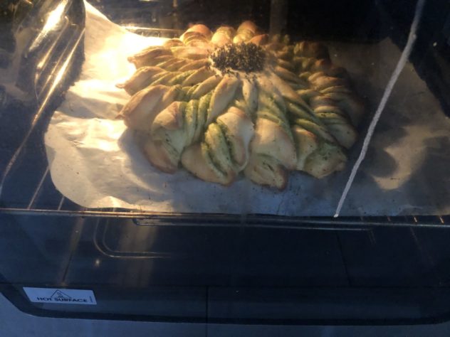 Eggless Fresh Coriander And Garlic Sunflower Shaped Bread